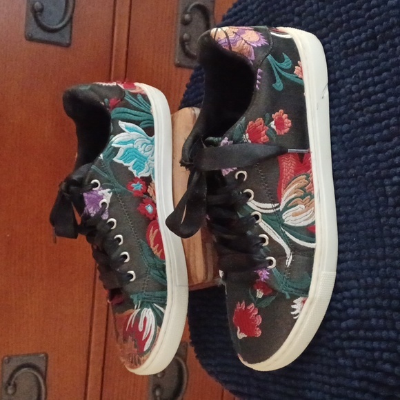 Hippie Black Floral Embroidered women's shoes - Picture 3 of 8